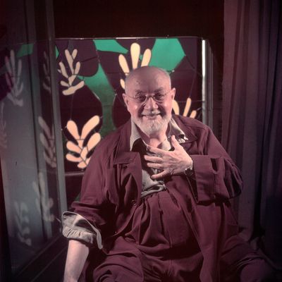 Portrait du peintre, dessinateur, graveur et sculpteur Henri Matisse chez lui à Nice en 1949.