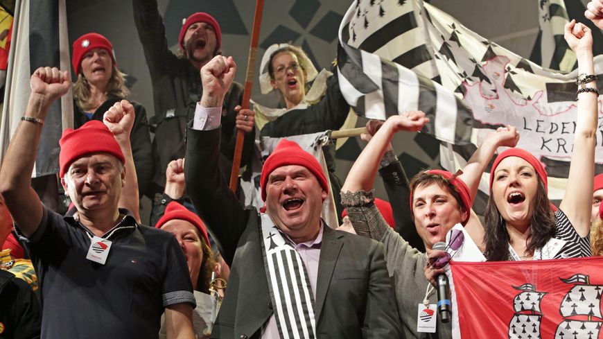 Christian Troadec entouré d'autres bonnets rouges aux états généraux de la Bretagne en 2014