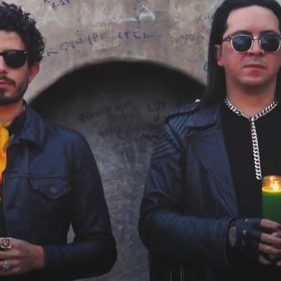 Gabriel Sullivan et Brian Lopez, du groupe XIXA dans leur clip "Eclipse".
