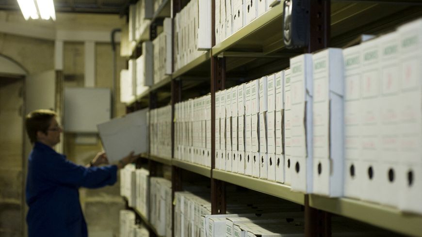 Une archiviste du Service Historique de la Défense, le centre d'archives du secrétariat général de la défense et de la sécurité nationale installé à Vincennes près de Paris.