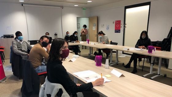 A La Défense, des jeunes diplômés participent à un atelier d'aide à la recherche d'emploi de l'Apec ©Radio France - Hélène Fily