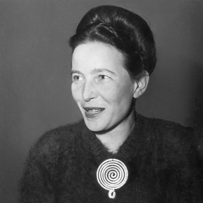 Portrait de Simone de Beauvoir (1908 - 1986), elle porte une broche dessinée par Alexandre Calder.