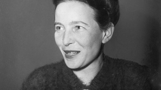 Portrait de Simone de Beauvoir (1908 - 1986), elle porte une broche dessinée par Alexandre Calder. ©Getty - Photo by Hulton Archive/Getty Images