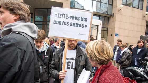Manifestants devant le siège de ITELE pour soutenir le mouvement de grève des employés de la chaine d'information du groupe Bolloré le 4 novembre 2016 à Paris, France. ©Getty - Robert DEYRAIL / Contributeur