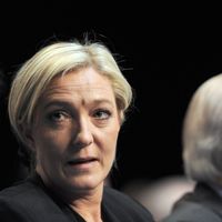 Passation de pouvoir entre Jean-Marie Le Pen et sa fille Marine lors du congrès de Tours le 16 janvier 2011.