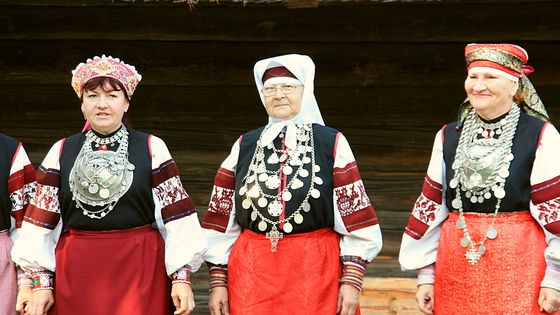 Trois femmes en costumes traditionnels setos - Liga Eglite / Flickr