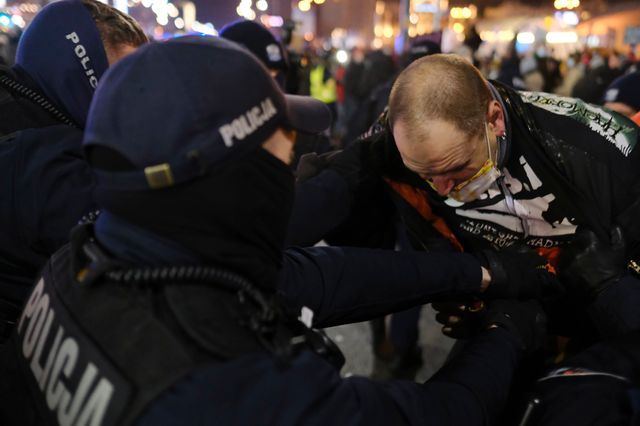 W Warszawie demonstracja była strzeżona przez narzuconą policyjną machinę przed domem Jarosława Kaczyńskiego, lidera rządzącej partii Prawo i Sprawiedliwość (PIS), bez większych incydentów.