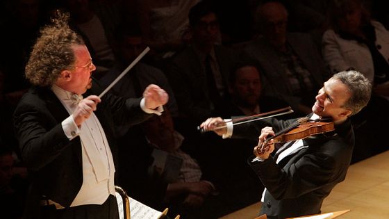 Gil Shaham joue le Concerto pour violon n ° 2 de Bartok avec le LA Phil dirigé par Stéphane Denève au Walt Disney au Concert Hall de Los Angeles le 24 avril 2014 ©Getty - Lawrence K. Ho/Los Angeles Times