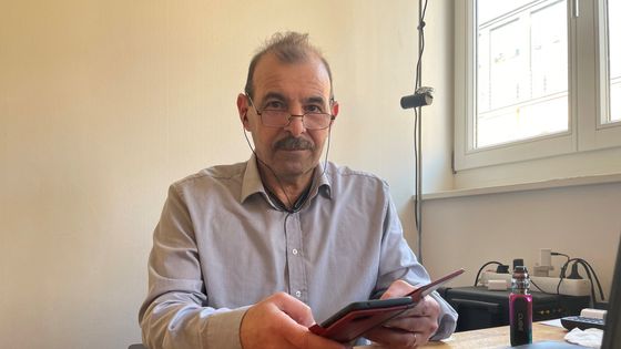 Anwar al-Bunni, avocat syrien réfugié en Allemagne, le 23 février 2021 dans son bureau à Berlin, est devenu un "chasseur", un infatigable enquêteur des crimes du régime de Bachar al-Assad ©Radio France - Ludovic Piedtenu