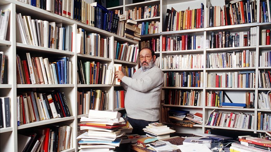 Umberto Eco est un penseur inclassable, qui mêle le goût des connaissances au plaisir de la lecture. Ici dans sa bibliothèque en 2000