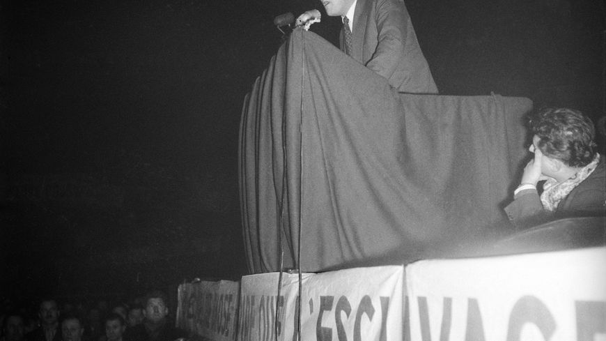 Jean-Marie Le Pen, le 16 janvier 1956, à la tribune dans un meeting de l'Union de défense des commerçants et artisans (UDCA), créée par Pierre Poujade.
