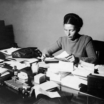 Simone de Beauvoir à son bureau en 1953.