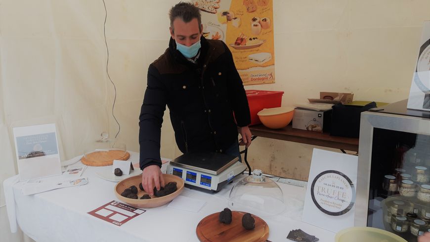Pierre-Henri Chanquoi, producteur de truffes en Dordogne, venu faire découvrir ses produits au consommateur francilien.