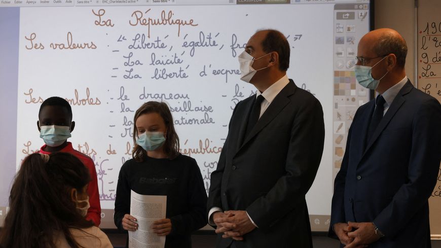 Le Premier ministre Jean Castex et le ministre de l'Education Jean-Michel Blanquer lors de l'hommage à Samuel Paty dans une école de Conflans-Sainte-Honorine le 2 novembre 2020