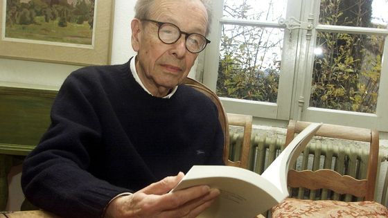 Philippe Jaccottet, chez lui à Grignan, en novembre 2002 ©Maxppp - Fabrice Anterion/Le Dauphiné Libéré