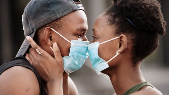 L'amour masqué! ©Getty - Photo by Hello Africa
