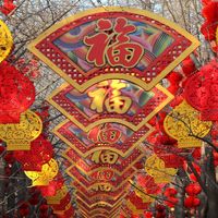 Décorations pour le Nouvel An Chinois au Parc Ditan de Beijing en 2019 : lampions et éventails porte-bonheur