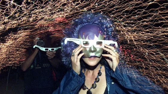 Une femme portant des lunettes en trois dimensions au Burning Man, festival américain où se retrouvent les salariés des grandes entreprises numériques de la Silicon Valley ©AFP - Hector MATA