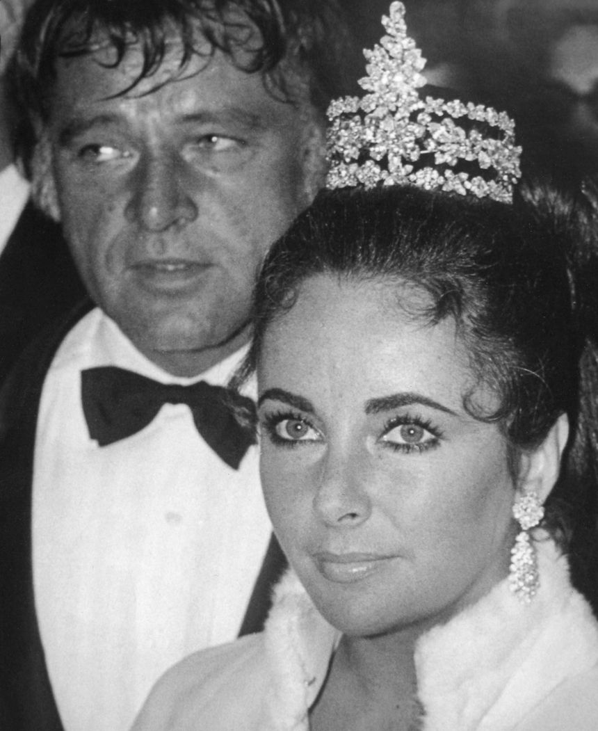 Elisabeth Taylor et Richard Burton à Paris - Photo André SAS/Gamma-Rapho/ Getty Images