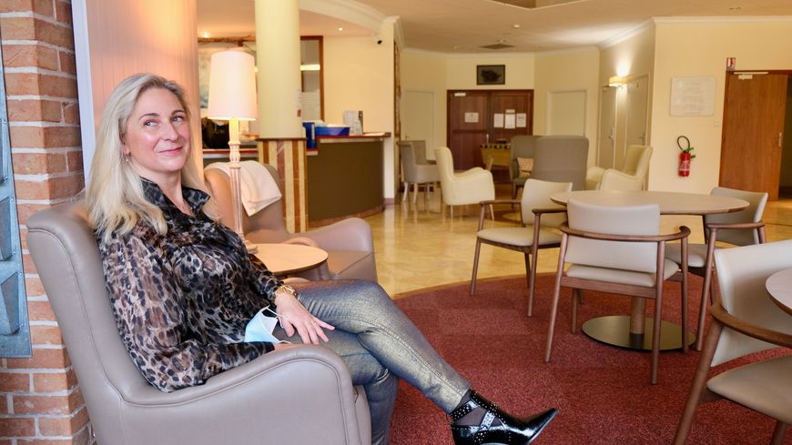 Dorothée Poignant, ici, dans le salon de la résidence, "où on a tout fait pour gommer l'aspect hôpital de l'Ehpad"