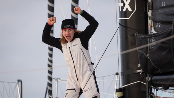 Clarisse Crémer lorsqu'elle a franchi la ligne d'arrivée aux Sables-d-Olonne, le 3 février ©AFP - Loïc Venance
