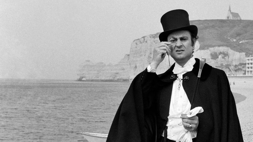 Georges Descrieres à Etretat, incarnant Arsène Lupin dans la série homonyme en 1973.