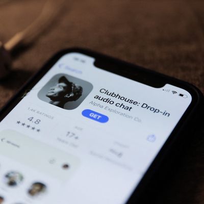 ClubHouse est une application disponible uniquement sur iOS, et à laquelle on ne peut s'inscrire que sur invitation.