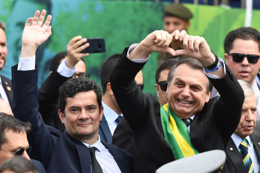 Le président brésilien Jair Bolsonaro (à droite) et son ministre de la Justice Sergio Moro assistent au défilé du jour de l'indépendance à Brasilia, le 7 septembre 2019.
