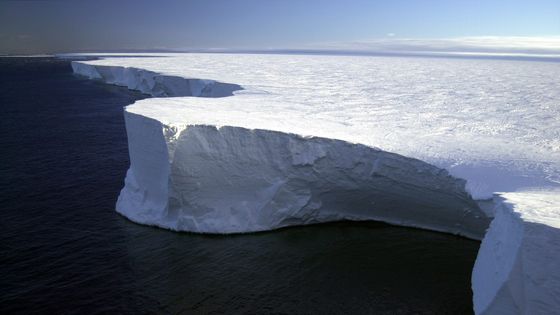 La partie nord de l'iceberg B-15A, près de l'île de Ross, Antarctique ©Maxppp - ATLASPRESS