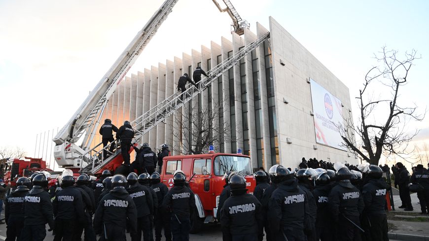 Mardi 23 février 2021, la police géorgienne investit par les toits le siège du parti d'opposition Mouvement national uni.