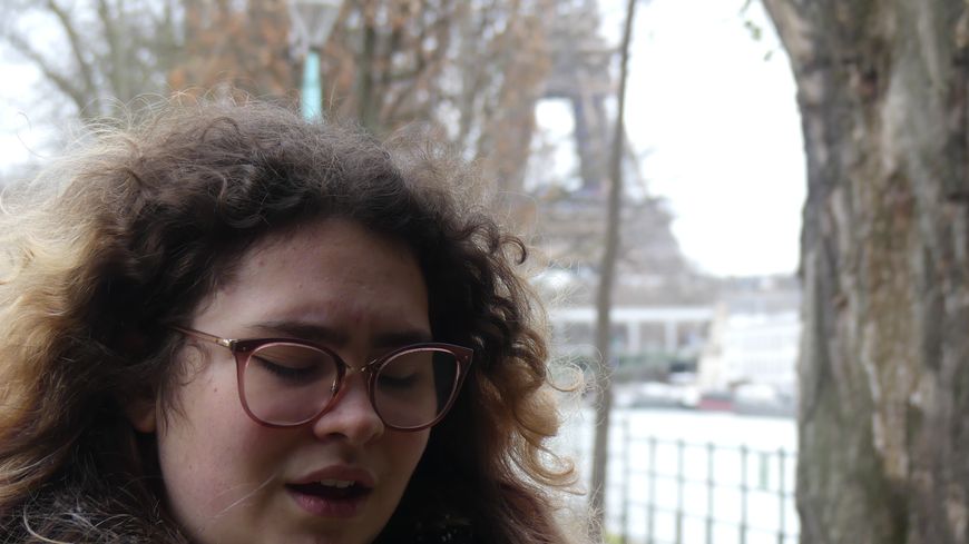 Le tunnel où chante Isabelle se trouve entre la Tour Eiffel et la statue de la Liberté.
