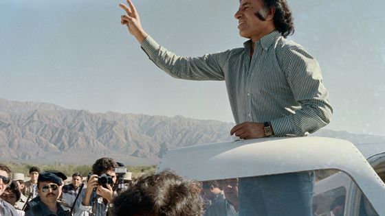 Carlos Menem en campagne à la Rioja, sa province d'origine, avant son élection en juillet 1989. Candidat pour le parti justicialiste (héritier du péronisme), il appliquera finalement un programme libéral favorable aux élites et aux multinationales. ©AFP - JORGE DURAN