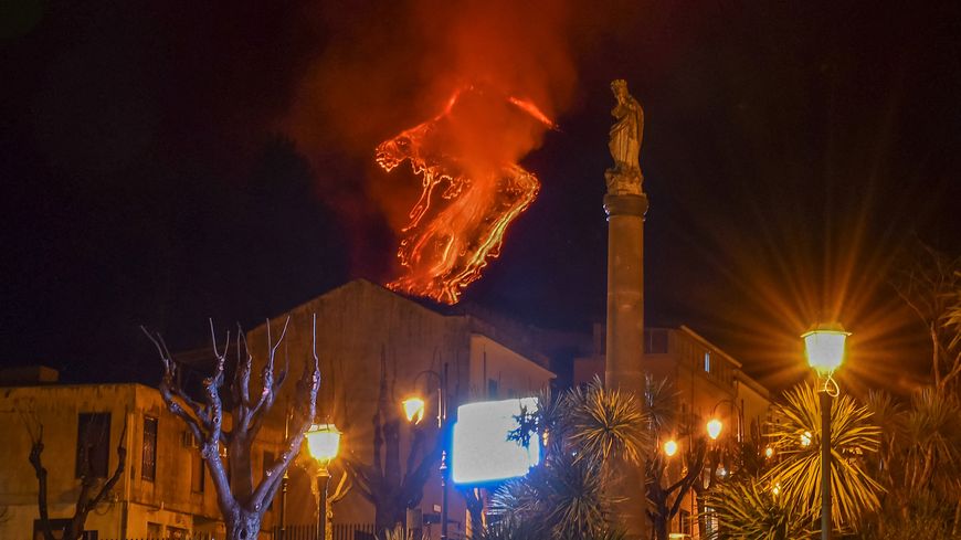 L'Etna en éruption, vu depuis la ville de Milo dans la province de Catane en Sicile.