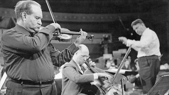 Le violoniste David Oistrakh (à gauche) interprétant le double concerto de Brahms avec le violoncelliste Mstislav Rostropovitch et l'Orchestre philharmonique de Moscou au Royal Albert Hall, Londres, 1965. À droite, le chef Kirill Kondrashin ©Getty - Erich Auerbach/Hulton Archive