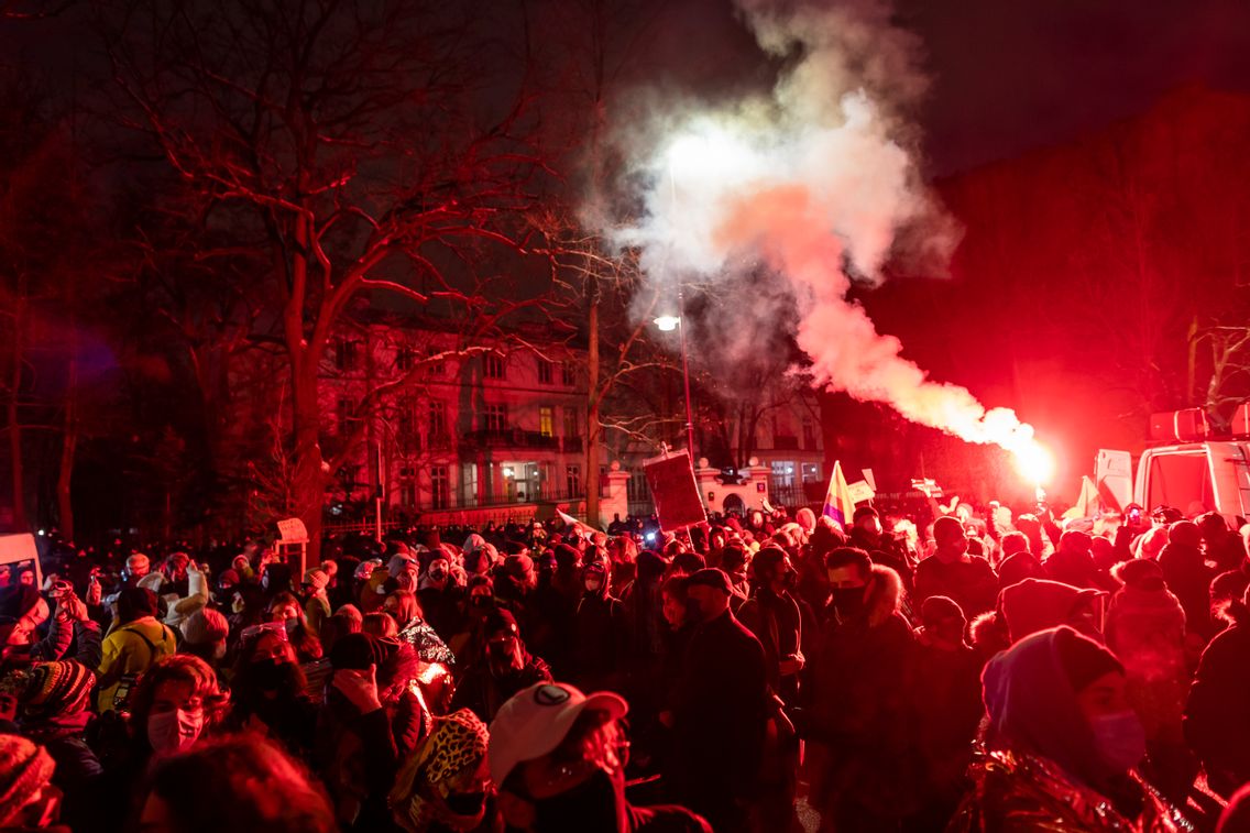 W Warszawie protestujący machali płomieniami, tęczowymi flagami i machanymi plakatami w obronie prawa do aborcji.