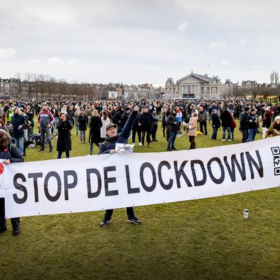 Le 21 janvier 2021, des Néerlandais se rassemblent à Amsterdam à l'occasion d'une manifestation contre le confinement imposé par leur gouvernement pour freiner la propagation du Covid-19.