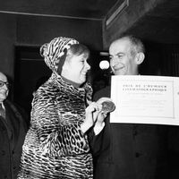 L'acteur français Louis de Funes, accompagné de la chanteuse et actrice belge Annie Cordy, reçoit le Prix Courteline pour son rôle dans le film "Les grandes vacances", 20 décembre 1967