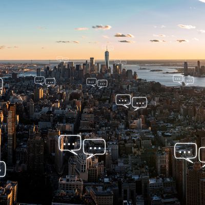 Des bulles de communication s'affichent sur la ville de New York, Etats-Unis