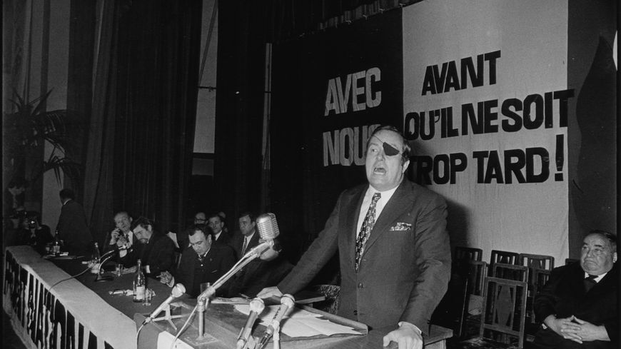7 novembre 1972 : Jean-Marie Le Pen lors de la première réunion publique du Front national à La Mutualité en présence notamment de Pierre Bousquet, François Brigneau, Roger Holeindre et Alain Robert.
