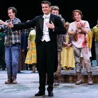 Philippe Jordan, entouré de Cyrille Dubois, Roberto Alagna et Sophie Koch, salue sur la scène de l'Opéra Bastille, le 19 mai 2015.