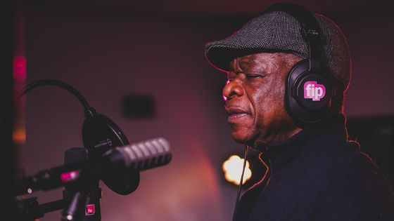 Sam Mangwana lors de l'émission spéciale festival Au Fil des Voix | Melike Balci / FIP ©Radio France