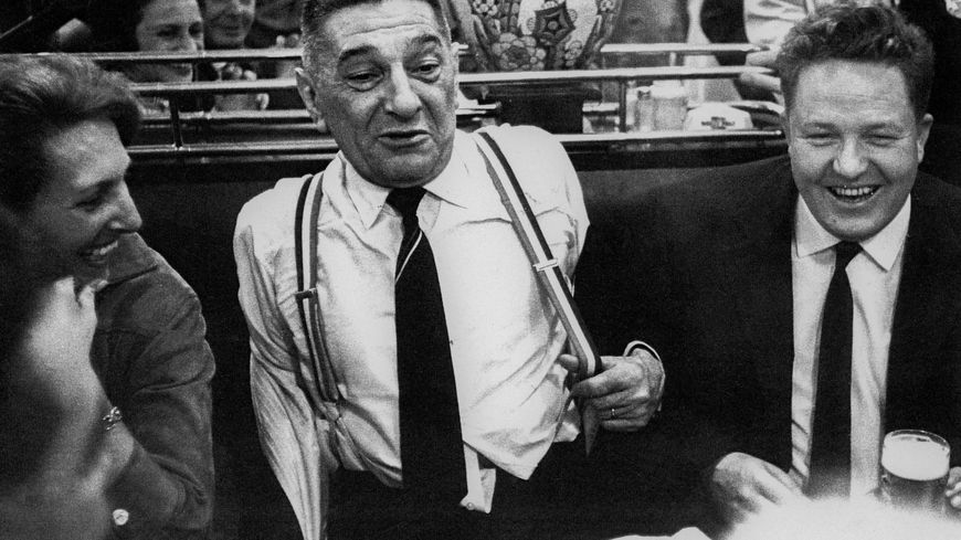 L'avocat Jean-Louis Tixier-Vignancour, au centre, et Jean-Marie Le Pen lors d'un repas en 1960.