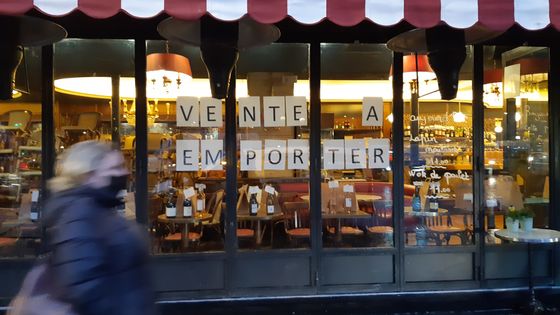 A la faveur de cette crise, des restaurants sont passés à la vente à emporter. Si cette activité ne compense pas les pertes, elle leur a permis de conquérir de nouveaux clients. ©Radio France - Anne-Laure Jumet