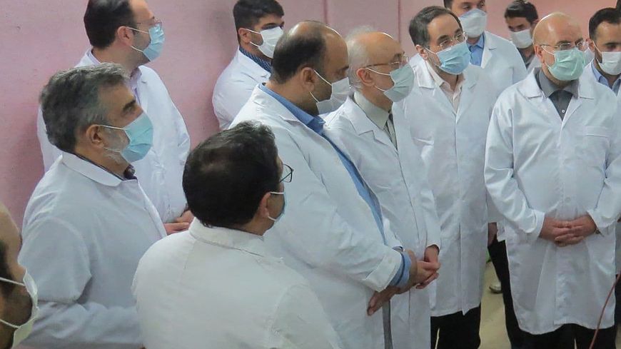Le président du Parlement iranien Mohammad Bagher Ghalibaf (à droite) et le chef de l'Organisation atomique iranienne Ali Akbar Salehi (à gauche) visitant l'installation de conversion d'uranium de Fordo, centrale Iran, le 28 janvier 2021.