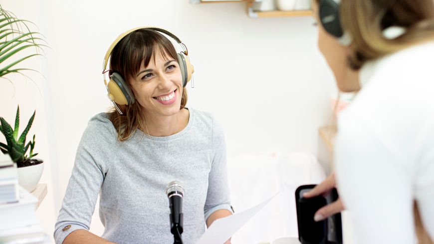 En 2020 dans le monde, près de 900 000 podcasts ont été enregistrés dans plus de 100 langues différentes.