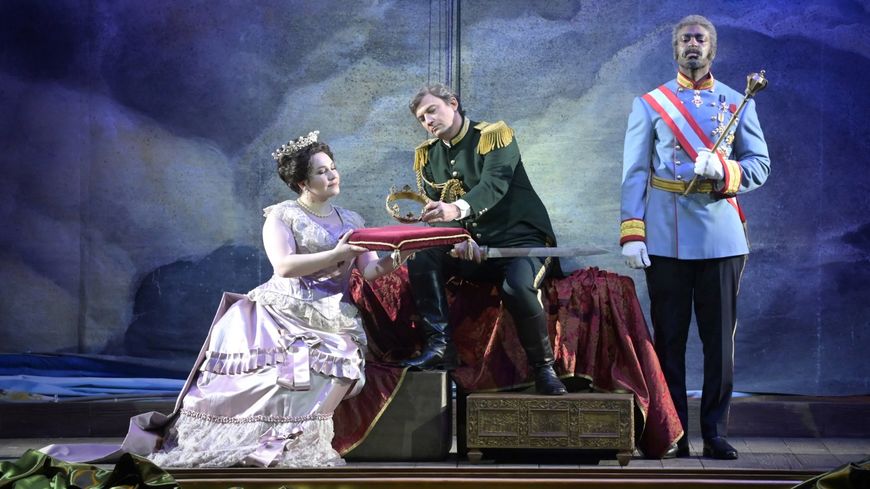 Verdi, Aïda – mise-en-scène Lotte de Beer, direction musicale Michele Mariotti : Ksenia Dudnikova (Amnéris), Jonas Kaufmann (Radamès) et Solomon Howard (Le Roi d'Egypte)