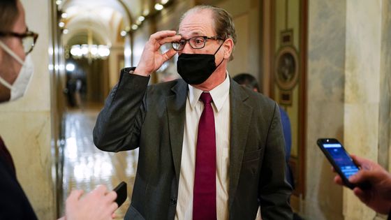 Le sénateur républicain Mike Braun à Washington le 10/02/21 ©AFP - Pool/Getty Image