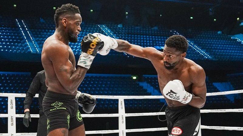 Cédric Doumbé face à Murthel Groenhart lors du GLORY 77 (@GloryKickboxing)