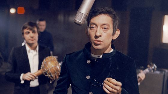 Serge Gainsbourg sur le plateau du film de Georges Lautner, "Le Pacha" ©Getty