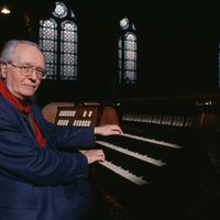 Olivier Messiaen joue de l'orgue en l'église de la Trinité le 13 mars 1983 à Paris, France.